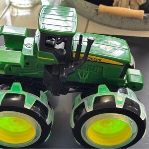 John Deere tractor with light up wheels. Like new condition.​